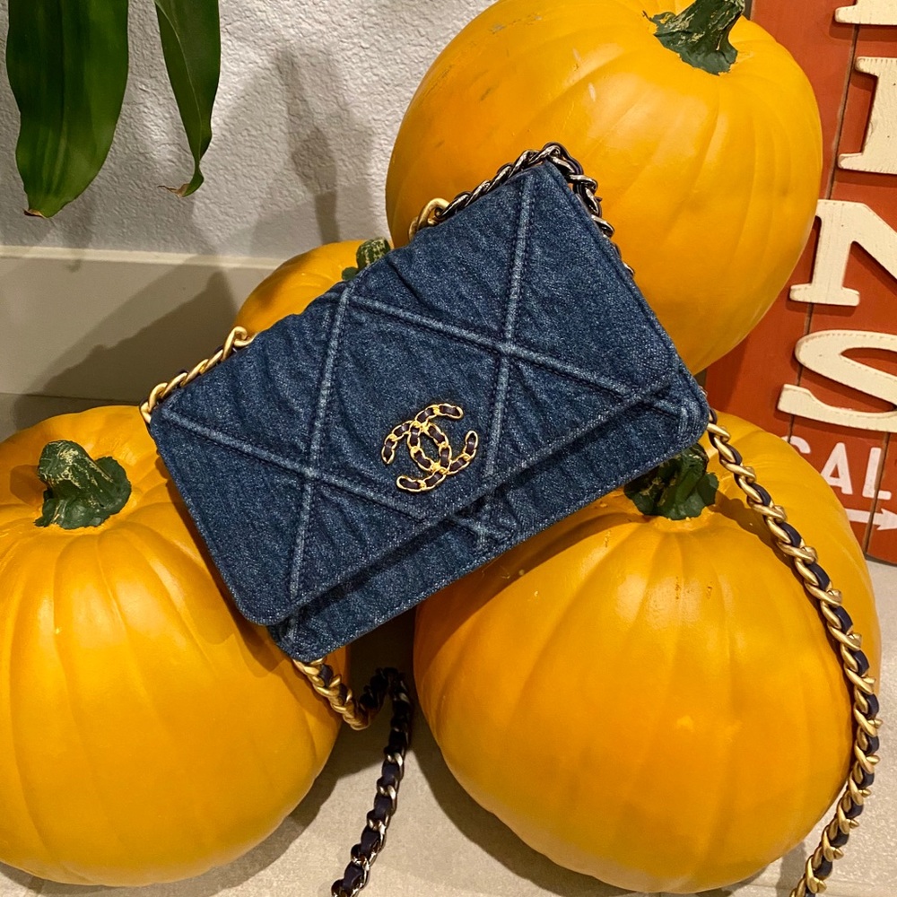 💓Sold💓Chanel 19 WOC - Picture 2 of 16